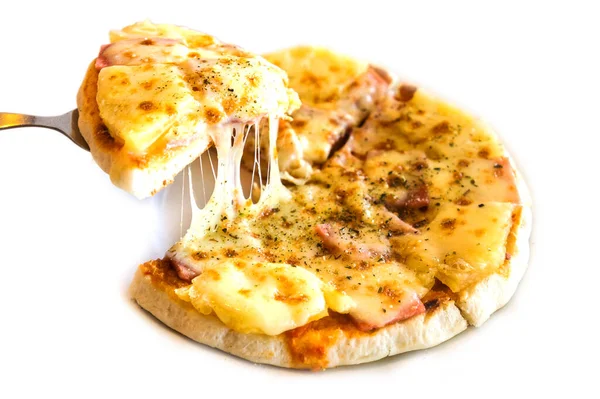 Beyaz arka planda izole edilmiş Hawaii pizzası.