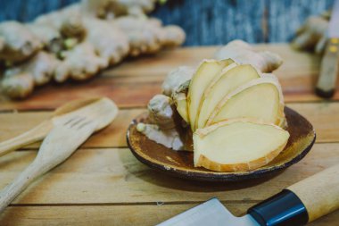 Tahta masada zencefil kökü dilimlenmiş.