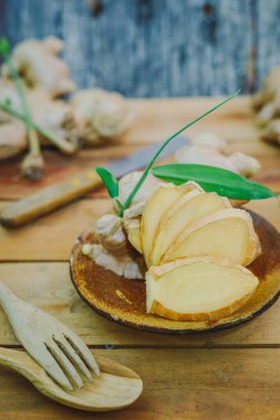 Tahta masada zencefil kökü dilimlenmiş.