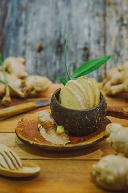 Tahta masada zencefil kökü dilimlenmiş.