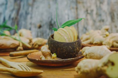 Tahta masada zencefil kökü dilimlenmiş.