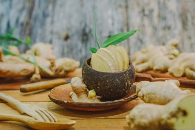 Tahta masada zencefil kökü dilimlenmiş.