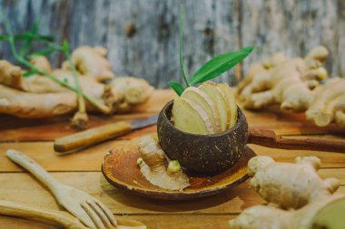 Tahta masada zencefil kökü dilimlenmiş.