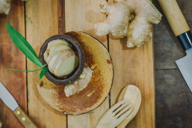 Tahta masada zencefil kökü dilimlenmiş.