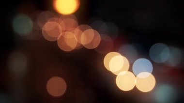 Gece şehri güzel bokeh ve tipik şehir gürültüsüyle dağılmış.