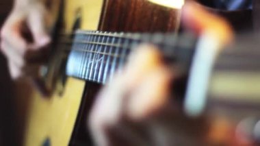 Gitar çalma pratiği. Gitar çalan yakışıklı gençler.