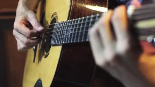 Pratiquer Guitare Beaux Jeunes Hommes Jouant Guitare — Video