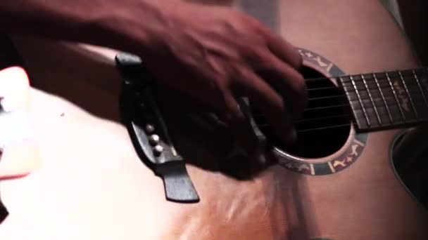 Praticar Violão Jovens Bonitos Tocando Guitarra — Vídeo de Stock