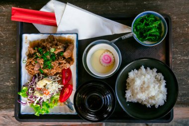 Gyudon. Soya sosuna bulanmış ince dilimlerle kaplı çok popüler bir Japon pirinç kasesi.