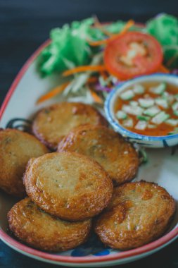Tayland yemeği, körili balık köftesi. Balık keki (Tod Mun Pla)