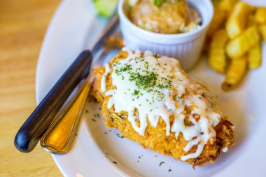 Kızarmış Cordon Bleu tavuğu (tavuk göğsü, jambon ve çedar peynirli rulo))