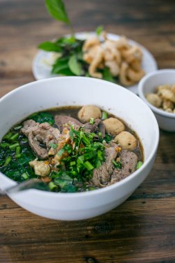 Koyu masa arkasında Tayland usulü şehriye, Tayland yemeği kavramı.