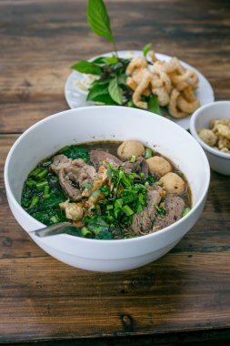 Koyu masa arkasında Tayland usulü şehriye, Tayland yemeği kavramı.