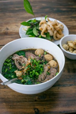 Koyu masa arkasında Tayland usulü şehriye, Tayland yemeği kavramı.