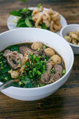 Koyu masa arkasında Tayland usulü şehriye, Tayland yemeği kavramı.