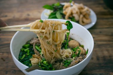 Koyu masa arkasında Tayland usulü şehriye, Tayland yemeği kavramı.