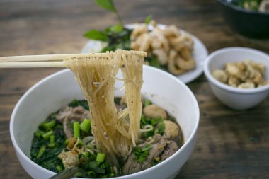 Koyu masa arkasında Tayland usulü şehriye, Tayland yemeği kavramı.
