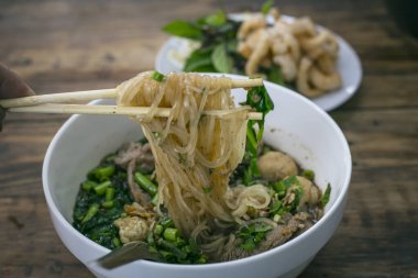 Koyu masa arkasında Tayland usulü şehriye, Tayland yemeği kavramı.