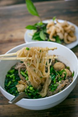 Koyu masa arkasında Tayland usulü şehriye, Tayland yemeği kavramı.