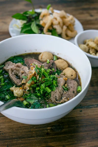 Koyu masa arkasında Tayland usulü şehriye, Tayland yemeği kavramı.