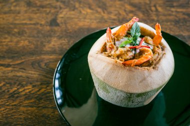 Hindistan cevizi sütü ve maydanozlu taze hindistan cevizli körili deniz ürünleri.