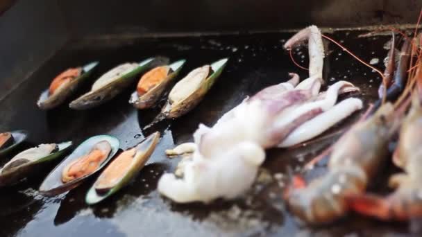 Elektrikli Aletlerin Restoranında Deniz Ürünleri Pişirme — Stok video