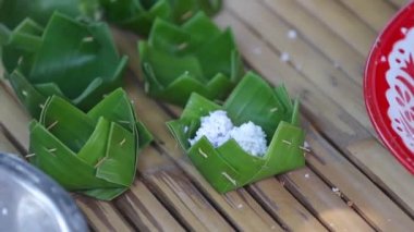 soya fasulyesi, fasulyeli pirinç krepi ve Hindistan cevizli Tayland tatlıları.