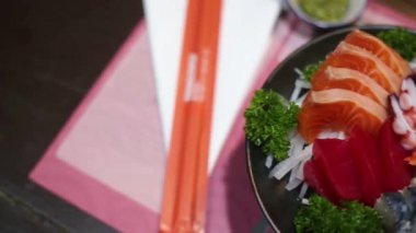 Sashimi Japon yemeği, Sashimi seti. Somon, wasabi, balık, Japon restoranında karides.