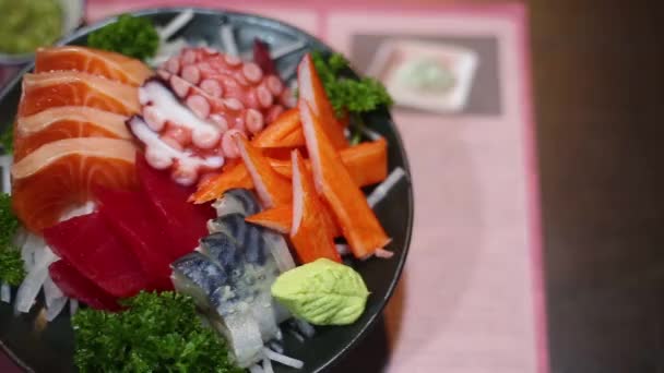 Japansk Mat Från Sashimi Lax Wasabi Fisk Räkor Japansk Restaurang — Stockvideo