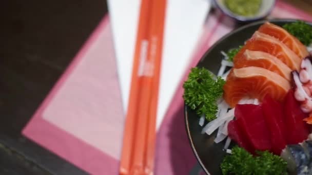 Japansk Mat Från Sashimi Lax Wasabi Fisk Räkor Japansk Restaurang — Stockvideo