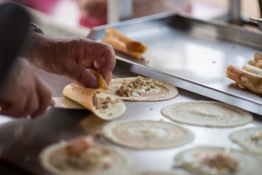 Krema ile doldurulmuş ince krep (Khanom Tokyo) Tayland sokak atıştırmalığı