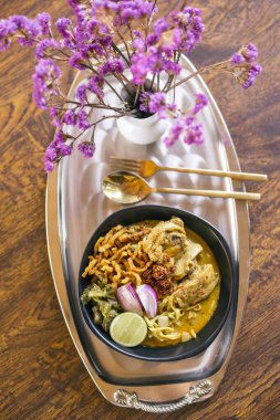 Khao soi - Geleneksel Tayland yemeği, Tayland körisi ve sarı körili tavuk.