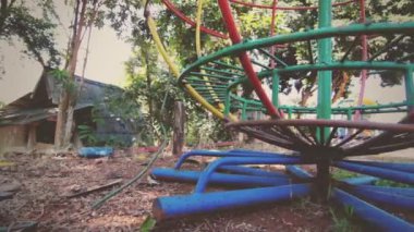 Mutsuz, boş bir şenlik bir oyun bahçesinde dönüyor.