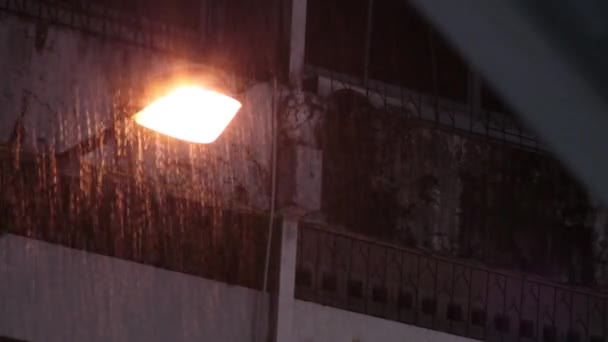 Zware Regenval Voor Camera — Stockvideo
