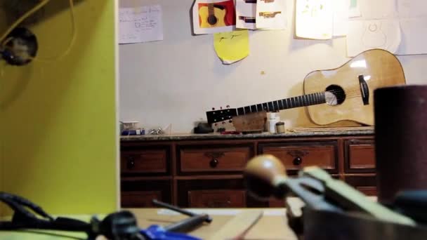 在更亮的车间建造中的吉他 — 图库视频影像