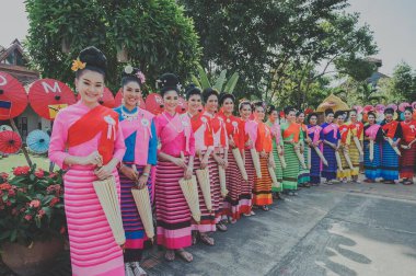 CHIANG MAI, THAILAND 20 Ocak 2017: Bosang şemsiye festivali, San Kampaeng 'deki geleneksel Şemsiye Festivali sırasında geleneksel kostümlü kadınlar. 20 Ocak 2017 'de Chiang Mai, Tayland