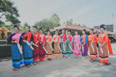 CHIANG MAI, THAILAND 20 Ocak 2017: Bosang şemsiye festivali, San Kampaeng 'deki geleneksel Şemsiye Festivali sırasında geleneksel kostümlü kadınlar. 20 Ocak 2017 'de Chiang Mai, Tayland