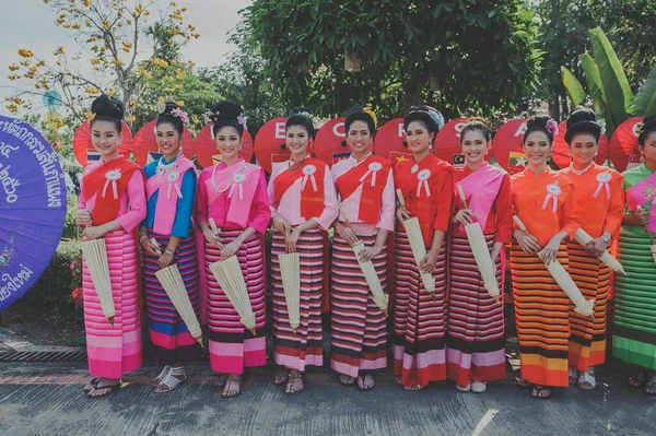 Chiang Mai Thailand Januar 2017 Regenschirmfest Bosang Frauen Traditioneller Tracht — Stockfoto