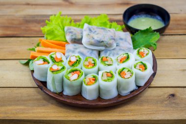 Salata soslu taze sebze salatası.