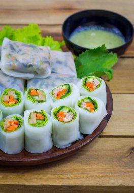 Salata soslu taze sebze salatası.