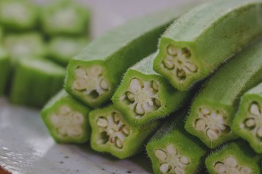 Çiftlik çiğ bamyası ahşap kırsal masada.