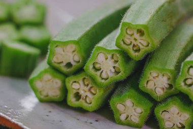 Çiftlik çiğ bamyası ahşap kırsal masada.