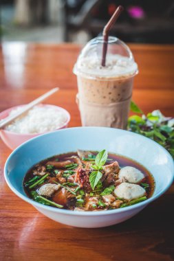 Haşlanmış şehriye çorbası, Tayland usulü erişte çorbası yumuşak çorba (domuz eti veya sığır eti) için sıcak çorbaya kan koy.