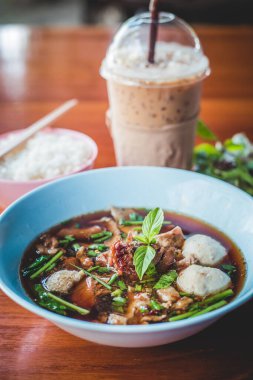Haşlanmış şehriye çorbası, Tayland usulü erişte çorbası yumuşak çorba (domuz eti veya sığır eti) için sıcak çorbaya kan koy.
