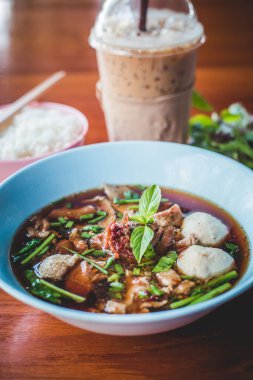 Haşlanmış şehriye çorbası, Tayland usulü erişte çorbası yumuşak çorba (domuz eti veya sığır eti) için sıcak çorbaya kan koy.