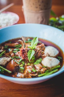 Haşlanmış şehriye çorbası, Tayland usulü erişte çorbası yumuşak çorba (domuz eti veya sığır eti) için sıcak çorbaya kan koy.