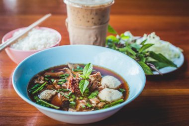 Haşlanmış şehriye çorbası, Tayland usulü erişte çorbası yumuşak çorba (domuz eti veya sığır eti) için sıcak çorbaya kan koy.