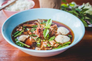 Haşlanmış şehriye çorbası, Tayland usulü erişte çorbası yumuşak çorba (domuz eti veya sığır eti) için sıcak çorbaya kan koy.