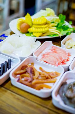 Taze yemek Shabu set Sukiyaki Japon yemekleri, odak seçin