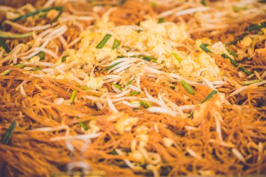 Pad Thai, yumurta ve sebzeli kızarmış pirinç eriştesi.